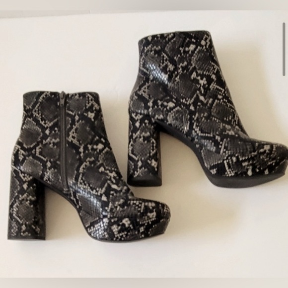 Steve Madden Grate Snakeskin Print Platform Boots NWOT - Picture 3 of 8